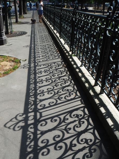A carpet of shadow railings - Avenue de l'Observatoire - June 2017
